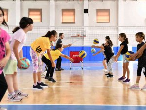 Tepebaşı’nda 250 Çocuk Uzman Eğitmenler Eşliğinde Voleybol Kursunda