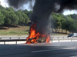 Tem’de Otomobil Alev Topuna Döndü, Kadın Sürücü Şans Eseri Kurtuldu