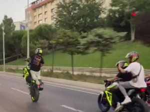 Şişli’de Trafikte Tek Teker Motosiklet Şov Kamerada