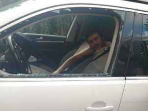 Arabada Kilitli Kaldı, Cam Kırılınca Da İlk İşi Sigara Yakmak Oldu