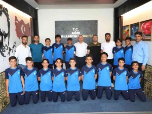 Sporcu Öğrencilerden Milli Eğitim Müdürü Kökrek’e Ziyaret