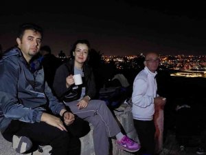 Gece Yürüyüşçüleri Bademlik Tepesinde Şehir Manzarasını İzledi