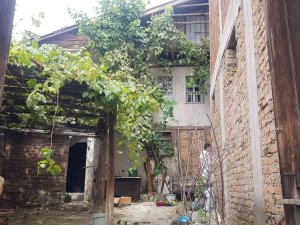 Üzüm Bağı Toplamak İçin Çıktığı Ahşap Balkon Sonu Oldu