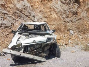 Antalya’da Otomobil, Şarampoldeki Kayalara Çarptı: 1 Yaralı