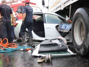 Otomobil, Yan Dönen Kamyona Ok Gibi Saplandı: 1 Ölü 4 Yaralı