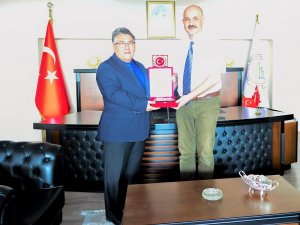 Rektör Özölçer, Emekliye Ayrılan Akademisyeni Ağırladı