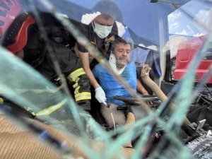 Minibüs Tıra Arkadan Çarptı, Sürücü Zorlukla Kurtarıldı