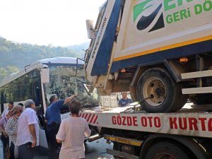 Antalya’da Otel Servis Midibüsü Kamyon Yüklü Çekiciyle Çarpıştı: 4’ü Ağır 27 Yaralı