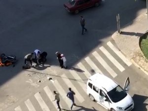 Hafif Ticari Araca Çarpan Motosiklet Alev Aldı