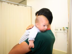 Vicdansız Baba, Eşini Bıçaklayıp Bebeğini Kaçırdı, Çok Ağlayınca Hastaneye Bırakıp Kaçtı