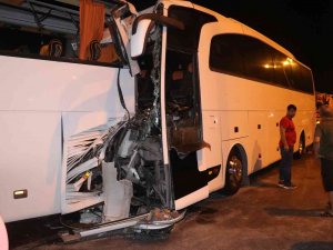 Tur Otobüsü Yolcu Otobüsüne Arkadan Çarptı: 2’si Ağır 25 Yaralı