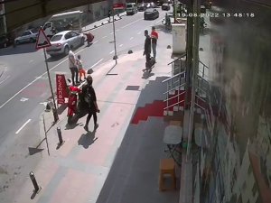 Yaya Geçidinde Kadına Araba Çarptı, O Anlar Güvenlik Kamerasına Yansıdı