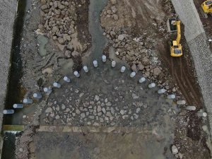 ’Tırmık’ Sel Sularının Sürüklediği Büyük Kaya Parçaları Ve Ağaç Kütüklerine geçit Vermeyecek