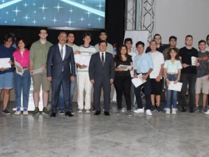 Efeler’de Yks’de Dereceye Giren Öğrenciler Ödüllendirildi