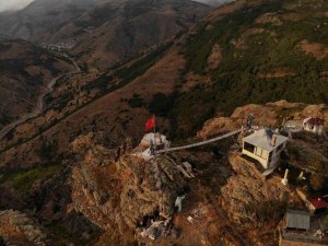 İ̇stanbul’un Stresinden Kurtulmak İçin Dağ Evinde Asma Köprüyle Seyir Terası Oluşturdu