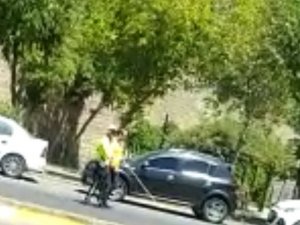 Yolunu Bulamayan Görme Engelli Vatandaşa Polisten Yardım Eli