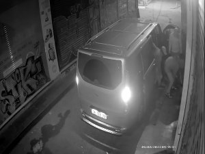 Alarm Çalınca Apar Topar Kaçtılar