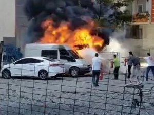 Park Halindeki Araç Alev Topuna Döndü