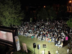 Bin Çocuk Hep Birlikte Açık Hava Sineması Keyfini Yaşadı
