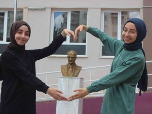 İ̇mam Hatipli İkizler Hiç Dershaneye Gitmeden Tıp Fakültesini Kazandı