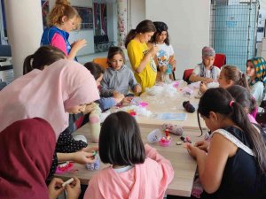 Atık Malzemeler Çocukların Elinde Süs Eşyası Ve Oyuncak Oldu