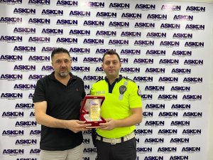 İ̇ş Adamları Derneğinden Polis Memuruna Teşekkür Plaketi