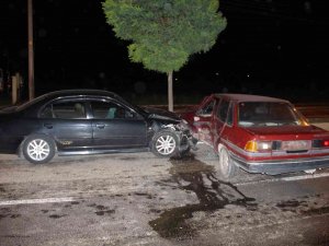 İ̇ki Otomobilin Çarpıştığı Kazada 1 Kişi Yaralandı