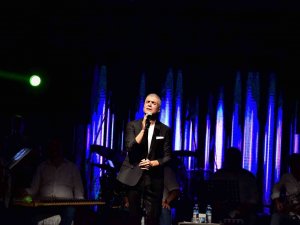 Bodrum’da Sahne Alan Özcan Deniz, Sevenlerine Unutulmaz Gece Yaşattı