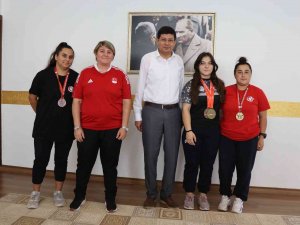 Nazilli’nin Gururu Kızlardan Başkan Özcan’a Destek Teşekkürü