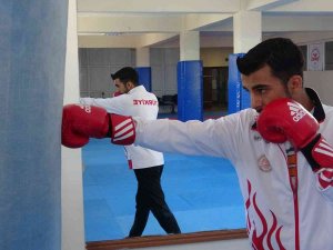 Milli Kick Boks Sporcusu Sayın, Olimpiyat Hedefi İçin Ter Döküyor