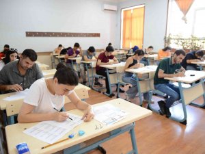 Azerbaycanlı Öğrenciler, Anadolu Üniversitesi Açıköğretim Fakültesi Yaz Okulu Sınavlarında Ter Döktü