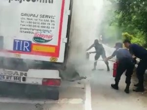 Tekeri Patlayarak Alev Alan Tır Güvenlik Kamerasına Yansıdı