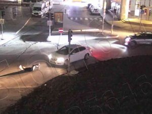 Telefonla Konuşurken Yolun Karşısına Geçen Dalgın Yayaya Otomobil Çarptı