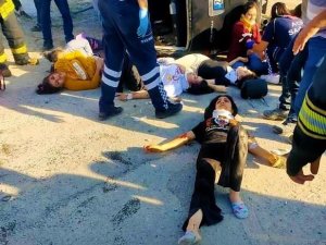 Minibüs İşçi Servisiyle Çarpıştı: 8 Yaralı