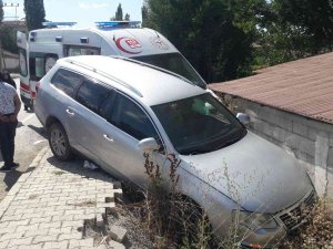 Hasta Taşıyan Ambulansla Otomobil Çarpıştı