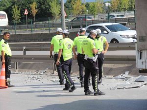 Kamyonetten Yola Düşen Mermerler Trafik Polisini Yaraladı