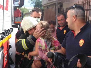 İ̇tfaiye Ekibi Dumanların Arasına Dalıp Kurtardı, Mutluluğun Fotoğrafı