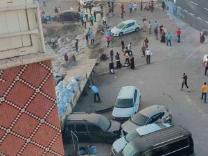 Mardin’in Derik İlçesi Üçyol Mevkiinde Freni Patlayan Tır İlk Önce İki Araca Çarpıp Takla Attı, Daha Sonra Kıraathaneye Daldı. Meydana Gelen Zincirleme Trafik Kazasından Çok Sayıda Yaralı Var.