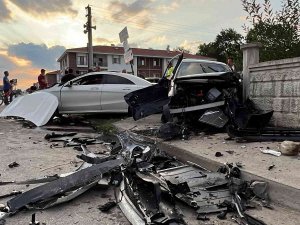 Lüks Otomobiller Mahalle Arasında Çarpıştı: 4 Yaralı