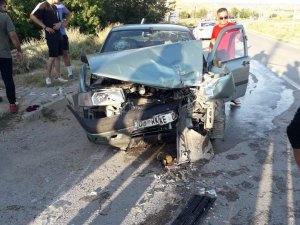 Ankara’da Otomobil Traktöre Çarptı: 2 Ağır Yaralı