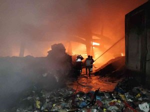 Geri Dönüşüm Fabrikasında Yangın Çıktı, İşçiler Seferber Oldu