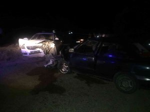 İ̇ki Otomobil Kafa Kafaya Çarpıştı: 1 Ölü, 1’i Ağır 3 Yaralı
