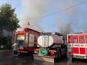İ̇zmir’de Plastik Fabrikasında Yangın