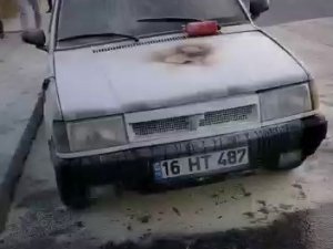Arnavutköy’de Seyir Halindeki Otomobil Alev Aldı, Vatandaşlar Yangın Tüpüyle Müdahale Etti
