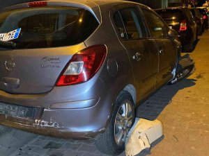 Küçükçekmece’de Polisten Kaçan Otomobil Park Halindeki Araçlara Çarptı