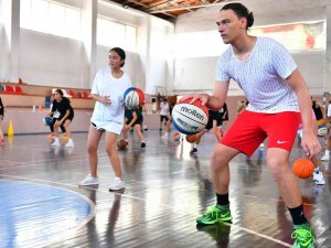 Mersin’de Ücretsiz Basketbol Kursu İle Gençler Yeteneklerini Keşfediyor