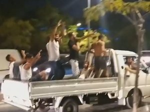 Seyir Halindeki Kamyonetin Üzerini Diskoya Çevirdiler