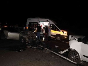 Oltu’da İki Araç Kafa Kafaya Çarpıştı: 4 Yaralı