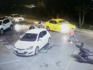 Kadıköy’de Motokuryeden Çevreyi Rahatsız Eden Kişilere Mike Tyson Yumruğu Kamerada