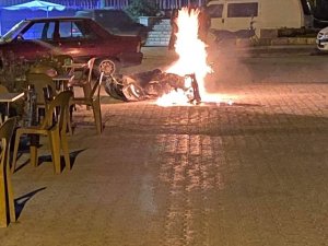 Seyir Halindeki Motosiklet Alev Aldı